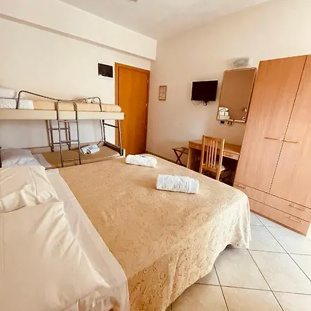 Hotel Favorita Easy Stay B&B 3* Чезенатико
