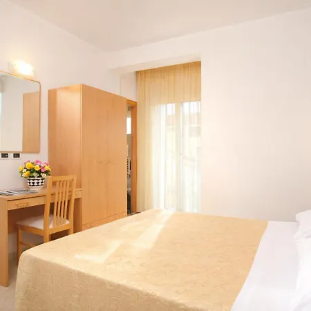 Hotel Favorita Easy Stay B&B Отель 3*