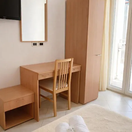 Hotel Favorita Easy Stay B&B 호텔 3*